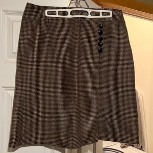 Talbots wool skirt, lined. Side zipper with button at the top. Very comfortable!